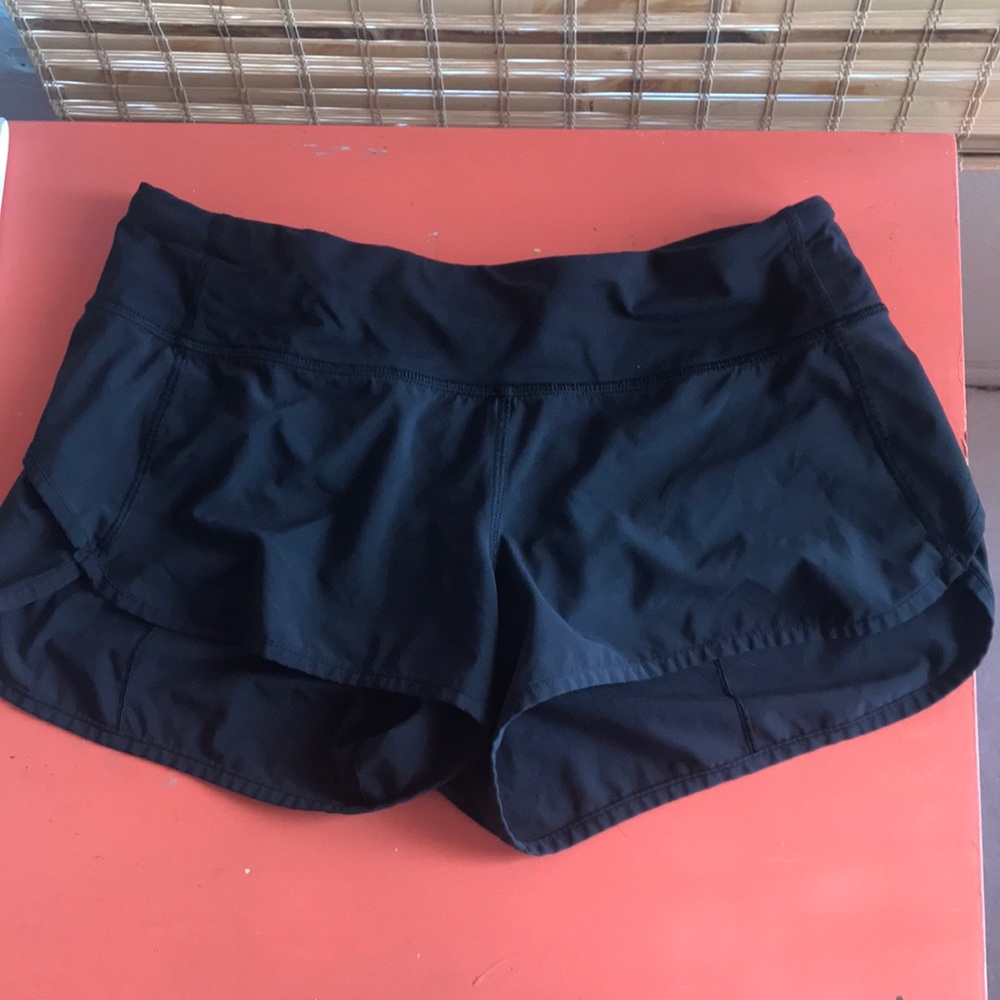 black lululemon shorts